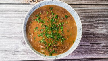 Beyaz kasede baharatlı biftek stroganoff. rustik arkaplan, üst görünüm.
