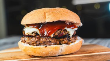 Ev yapımı burger beef ve peynir