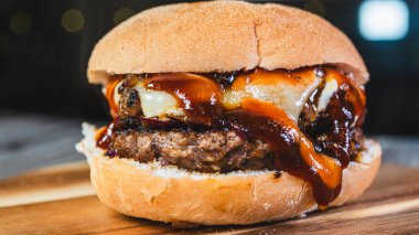 Peynirli ve biftekli ızgara burger.