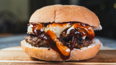 Hamburger ve biftek.