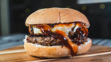 Peynirli ızgara hamburger.