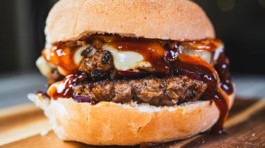 Peynirli ve pastırmalı burger. Amerikan fast food 'u. Amerikan mutfağı..