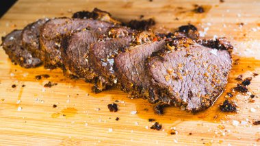 Tahtada baharatlı biftek ve otlu biftek.