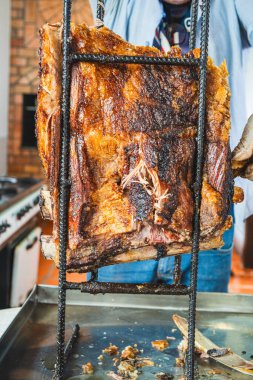 Tüm pirzolalar servis ve yemeğe hazır, karamelize edilmiş jöle ve taze etle mükemmel pişirilmiş. Toplantılar, barbeküler ve sağlıklı et severler şölenlerinde paylaşmak için idealdir..