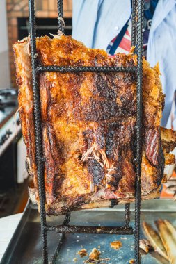 Tüm pirzolalar servis ve yemeğe hazır, karamelize edilmiş jöle ve taze etle mükemmel pişirilmiş. Toplantılar, barbeküler ve sağlıklı et severler şölenlerinde paylaşmak için idealdir..