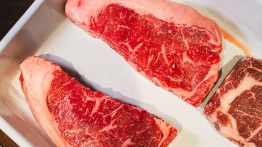 Masada taze çiğ biftek var. yüksek kaliteli fotoğraf