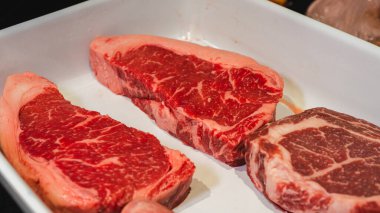 Masada taze çiğ biftek var. yüksek kaliteli fotoğraf