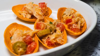 Tabakta sebzeli doldurulmuş balık