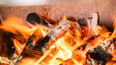 Şöminede yanan odun.