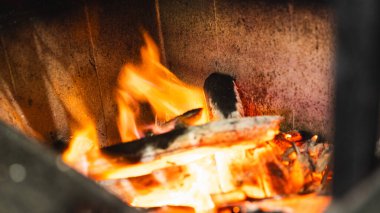 Şöminede ateş.