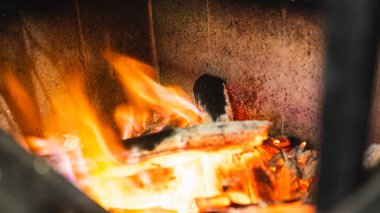 Alev ve ateşle yanan odun sobası. Şöminede yanan ateş.