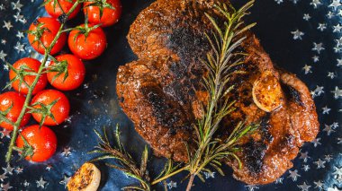 Çok güzel dilimlenmiş az pişmiş pirzola. İçi sulu ve pembe. Yumuşak huylu, lezzetli ve zarif. Et severler ve gurme yemek deneyimleri için mükemmel..