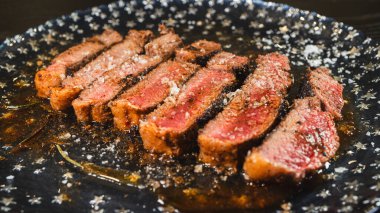 Çok güzel dilimlenmiş az pişmiş pirzola. İçi sulu ve pembe. Yumuşak huylu, lezzetli ve zarif. Et severler ve gurme yemek deneyimleri için mükemmel..