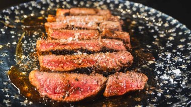 Çok güzel dilimlenmiş az pişmiş pirzola. İçi sulu ve pembe. Yumuşak huylu, lezzetli ve zarif. Et severler ve gurme yemek deneyimleri için mükemmel..