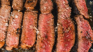 Çok güzel dilimlenmiş az pişmiş pirzola. İçi sulu ve pembe. Yumuşak huylu, lezzetli ve zarif. Et severler ve gurme yemek deneyimleri için mükemmel..