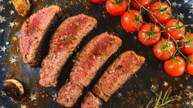 Çok güzel dilimlenmiş az pişmiş pirzola. İçi sulu ve pembe. Yumuşak huylu, lezzetli ve zarif. Et severler ve gurme yemek deneyimleri için mükemmel..