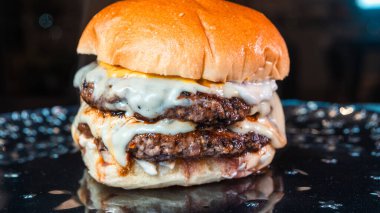 İnanılmaz derecede sulu, erimiş peynirli burger, taze malzemeler ve özel sos. Mükemmel istiflenmiş, hoşgörülü ve ağız sulandırıcı. Hamburgerciler için ideal..