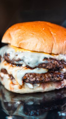 İnanılmaz derecede sulu, erimiş peynirli burger, taze malzemeler ve özel sos. Mükemmel istiflenmiş, hoşgörülü ve ağız sulandırıcı. Hamburgerciler için ideal..