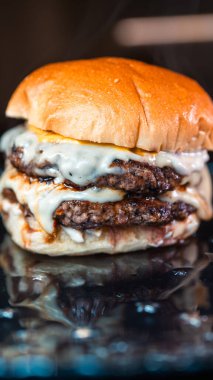 İnanılmaz derecede sulu, erimiş peynirli burger, taze malzemeler ve özel sos. Mükemmel istiflenmiş, hoşgörülü ve ağız sulandırıcı. Hamburgerciler için ideal..