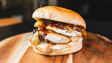 Kızarmış yumurta, erimiş peynir ve taze malzemelerle süslenmiş leziz tavuk burgeri. Sulu, protein dolu ve doyurucu bir yemek ya da brunch için mükemmel. Basit ve tatmin edici..