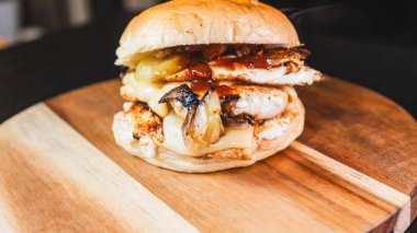 Kızarmış yumurta, erimiş peynir ve taze malzemelerle süslenmiş leziz tavuk burgeri. Sulu, protein dolu ve doyurucu bir yemek ya da brunch için mükemmel. Basit ve tatmin edici..