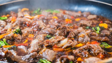 Kalın teriyaki soslu ve taze sebzeli bir tavada biftek kızartması. Parlak, tuzlu ve lezzet dolu. Asya 'dan esinlenilmiş hızlı yemekler için mükemmel..