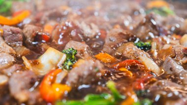 Kalın teriyaki soslu ve taze sebzeli bir tavada biftek kızartması. Parlak, tuzlu ve lezzet dolu. Asya 'dan esinlenilmiş hızlı yemekler için mükemmel..