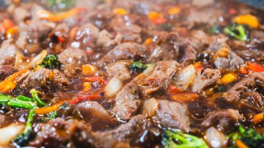 Kalın teriyaki soslu ve taze sebzeli bir tavada biftek kızartması. Parlak, tuzlu ve lezzet dolu. Asya 'dan esinlenilmiş hızlı yemekler için mükemmel..