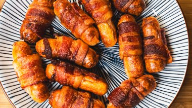 İçinde zeytinler, battaniyeli domuzlar, Asya sebzeli börekler ve çeşitli peynirler olan güzel bir abur cubur tahtası. Paylaşmak, partiler ve günlük eğlence için mükemmel. Renkli ve davetkar.