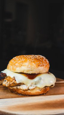 Çıtır turşulu lezzetli tavuk burger ve erimiş peynir sulu köfte, yumuşak çörek. Basit, tatmin edici ve fast food ya da fast food için mükemmel..