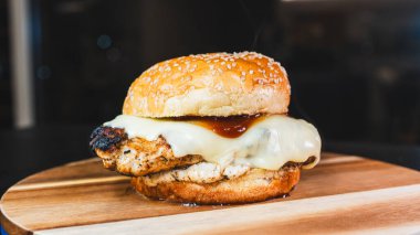 Çıtır turşulu lezzetli tavuk burger ve erimiş peynir sulu köfte, yumuşak çörek. Basit, tatmin edici ve fast food ya da fast food için mükemmel..
