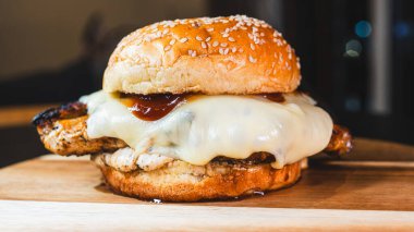 Çıtır turşulu lezzetli tavuk burger ve erimiş peynir sulu köfte, yumuşak çörek. Basit, tatmin edici ve fast food ya da fast food için mükemmel..