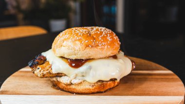 Çıtır turşulu lezzetli tavuk burger ve erimiş peynir sulu köfte, yumuşak çörek. Basit, tatmin edici ve fast food ya da fast food için mükemmel..