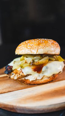 Çıtır turşulu lezzetli tavuk burger ve erimiş peynir sulu köfte, yumuşak çörek. Basit, tatmin edici ve fast food ya da fast food için mükemmel..