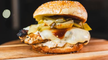 Çıtır turşulu lezzetli tavuk burger ve erimiş peynir sulu köfte, yumuşak çörek. Basit, tatmin edici ve fast food ya da fast food için mükemmel..