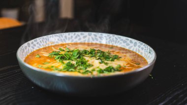 Erimiş peynir ve taze soğanla kaplı kalın, nefis sığır güveci. Zengin, rahatlatıcı ve lezzet dolu. Soğuk günler ve ev yapımı yemekler için mükemmel..