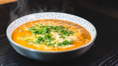 Erimiş peynir ve taze soğanla kaplı kalın, nefis sığır güveci. Zengin, rahatlatıcı ve lezzet dolu. Soğuk günler ve ev yapımı yemekler için mükemmel..