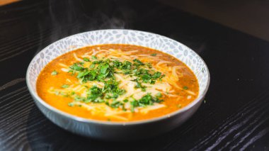 Erimiş peynir ve taze soğanla kaplı kalın, nefis sığır güveci. Zengin, rahatlatıcı ve lezzet dolu. Soğuk günler ve ev yapımı yemekler için mükemmel..