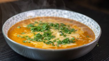 Erimiş peynir ve taze soğanla kaplı kalın, nefis sığır güveci. Zengin, rahatlatıcı ve lezzet dolu. Soğuk günler ve ev yapımı yemekler için mükemmel..