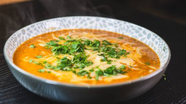 Erimiş peynir ve taze soğanla kaplı kalın, nefis sığır güveci. Zengin, rahatlatıcı ve lezzet dolu. Soğuk günler ve ev yapımı yemekler için mükemmel..