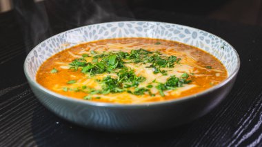 Erimiş peynir ve taze soğanla kaplı kalın, nefis sığır güveci. Zengin, rahatlatıcı ve lezzet dolu. Soğuk günler ve ev yapımı yemekler için mükemmel..