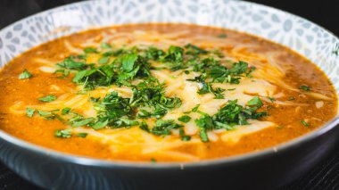 Erimiş peynir ve taze soğanla kaplı kalın, nefis sığır güveci. Zengin, rahatlatıcı ve lezzet dolu. Soğuk günler ve ev yapımı yemekler için mükemmel..