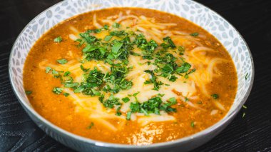 Erimiş peynir ve taze soğanla kaplı kalın, nefis sığır güveci. Zengin, rahatlatıcı ve lezzet dolu. Soğuk günler ve ev yapımı yemekler için mükemmel..