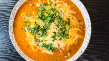 Erimiş peynir ve taze soğanla kaplı kalın, nefis sığır güveci. Zengin, rahatlatıcı ve lezzet dolu. Soğuk günler ve ev yapımı yemekler için mükemmel..