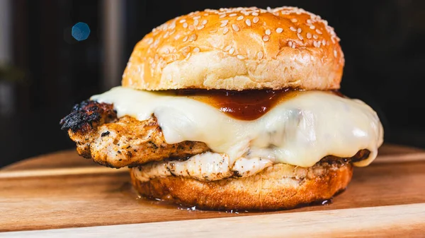 Çıtır turşulu lezzetli tavuk burger ve erimiş peynir sulu köfte, yumuşak çörek. Basit, tatmin edici ve fast food ya da fast food için mükemmel..