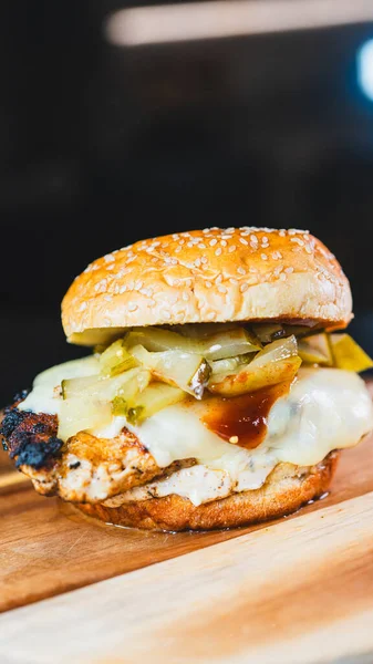 Çıtır turşulu lezzetli tavuk burger ve erimiş peynir sulu köfte, yumuşak çörek. Basit, tatmin edici ve fast food ya da fast food için mükemmel..