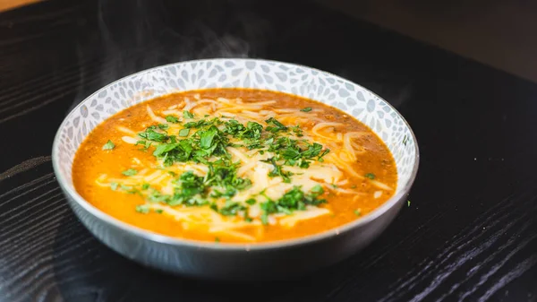 Erimiş peynir ve taze soğanla kaplı kalın, nefis sığır güveci. Zengin, rahatlatıcı ve lezzet dolu. Soğuk günler ve ev yapımı yemekler için mükemmel..