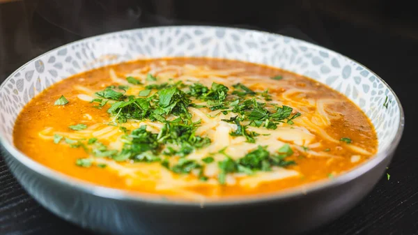 Erimiş peynir ve taze soğanla kaplı kalın, nefis sığır güveci. Zengin, rahatlatıcı ve lezzet dolu. Soğuk günler ve ev yapımı yemekler için mükemmel..