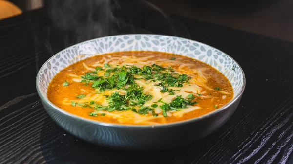 Erimiş peynir ve taze soğanla kaplı kalın, nefis sığır güveci. Zengin, rahatlatıcı ve lezzet dolu. Soğuk günler ve ev yapımı yemekler için mükemmel..