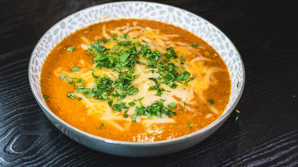 Erimiş peynir ve taze soğanla kaplı kalın, nefis sığır güveci. Zengin, rahatlatıcı ve lezzet dolu. Soğuk günler ve ev yapımı yemekler için mükemmel..